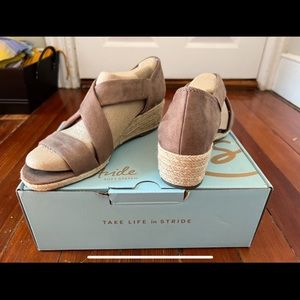NWT Lifestride 9W Suede Strappy Sandals